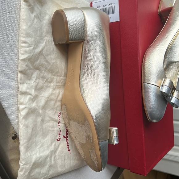 Ferragamo Vara bow pump in metallic platinum and gold leather looks like a dream - Picture 6 of 16